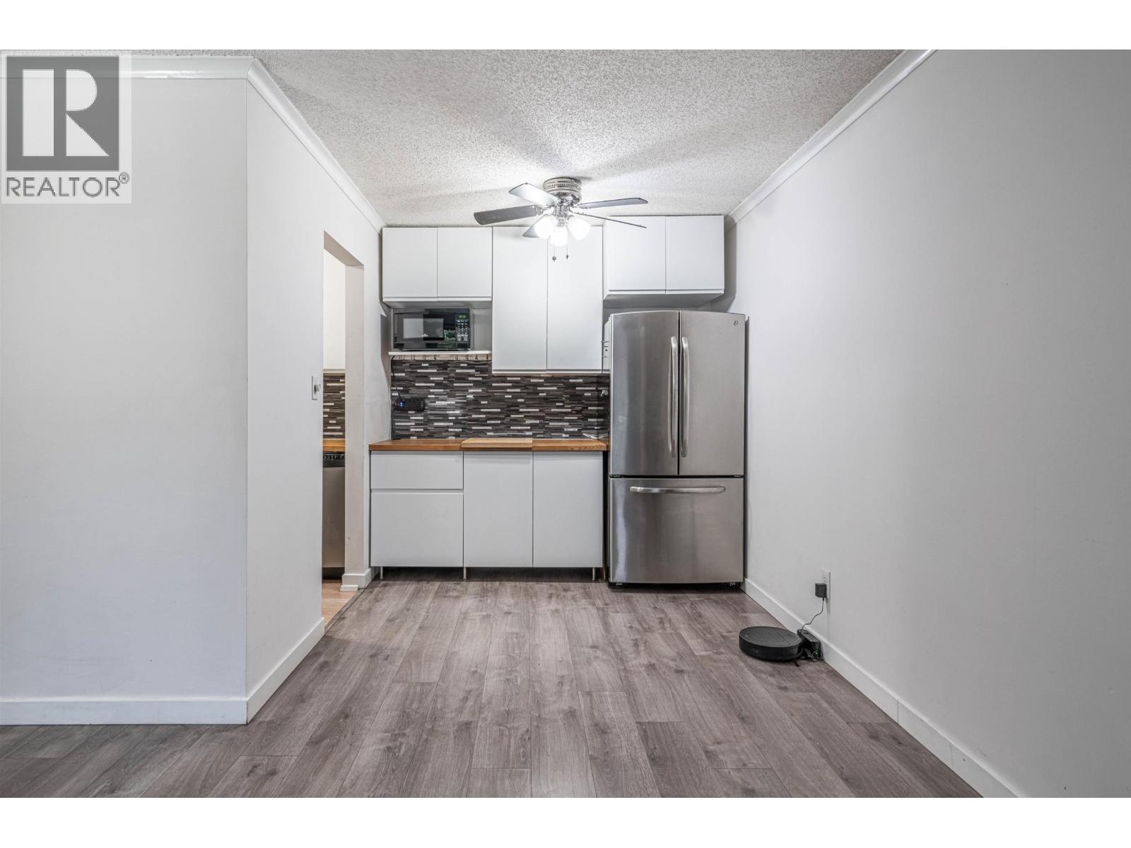 Photo 10 of 105 9584 Manchester Drive, Burnaby BC