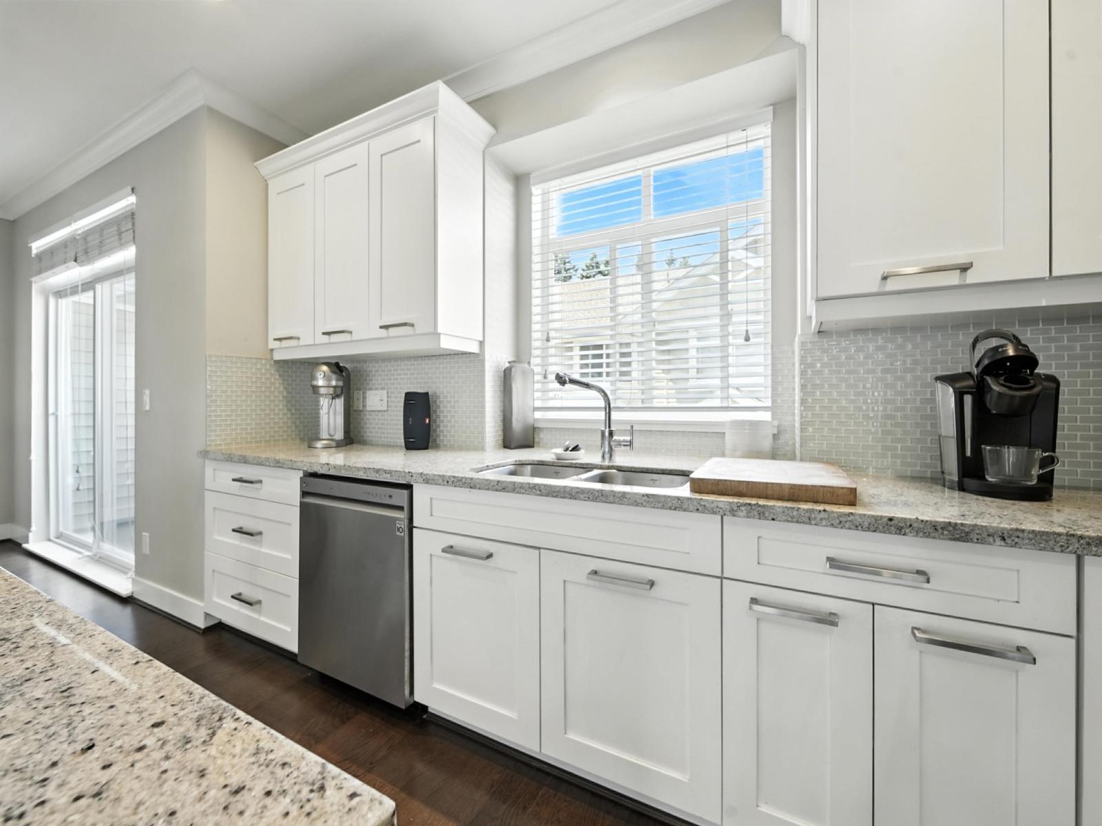 Photo 3 of 25 2925 King George Boulevard, Surrey BC