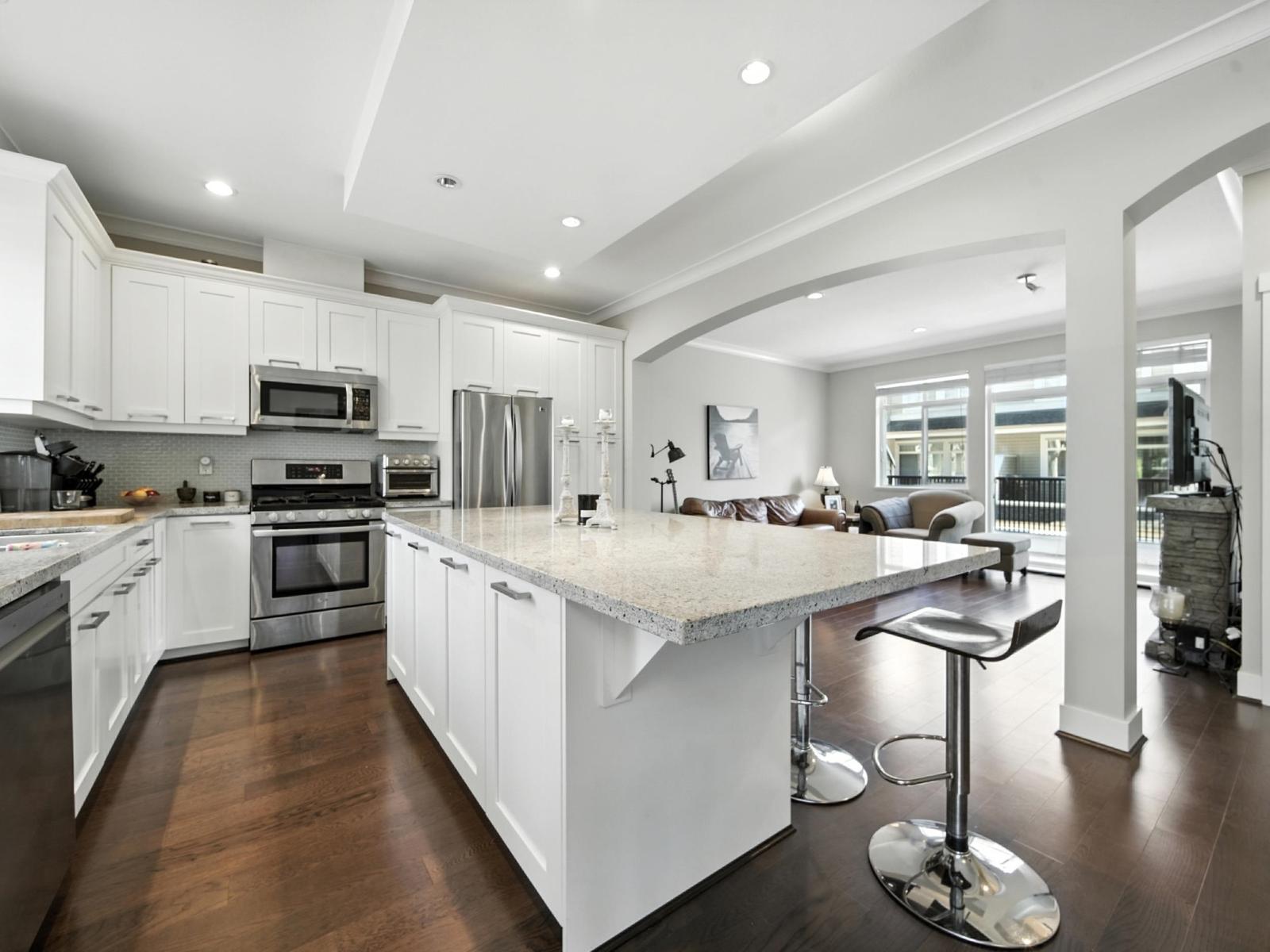 Photo 4 of 25 2925 King George Boulevard, Surrey BC