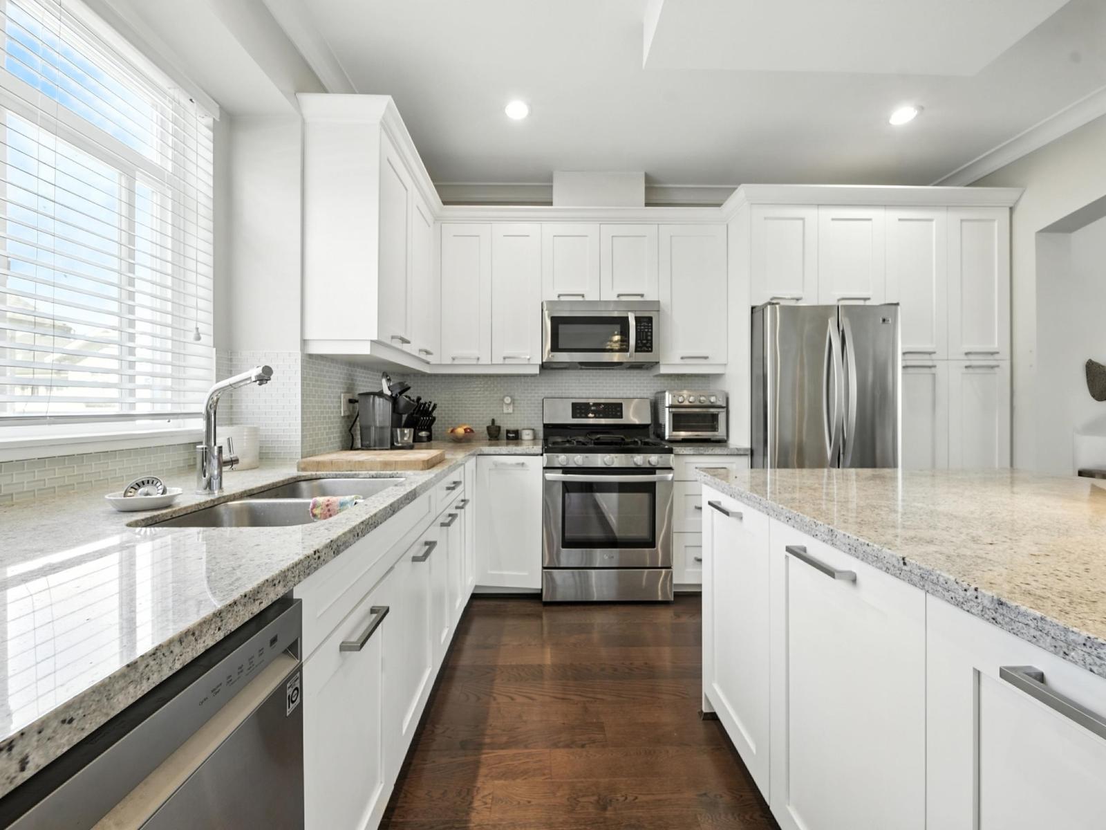 Photo 2 of 25 2925 King George Boulevard, Surrey BC