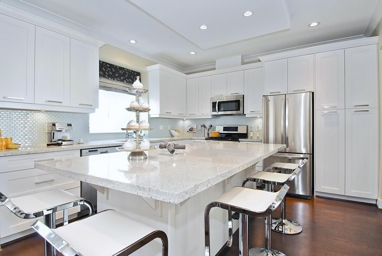 Photo 1 of 25 2925 King George Boulevard, Surrey BC