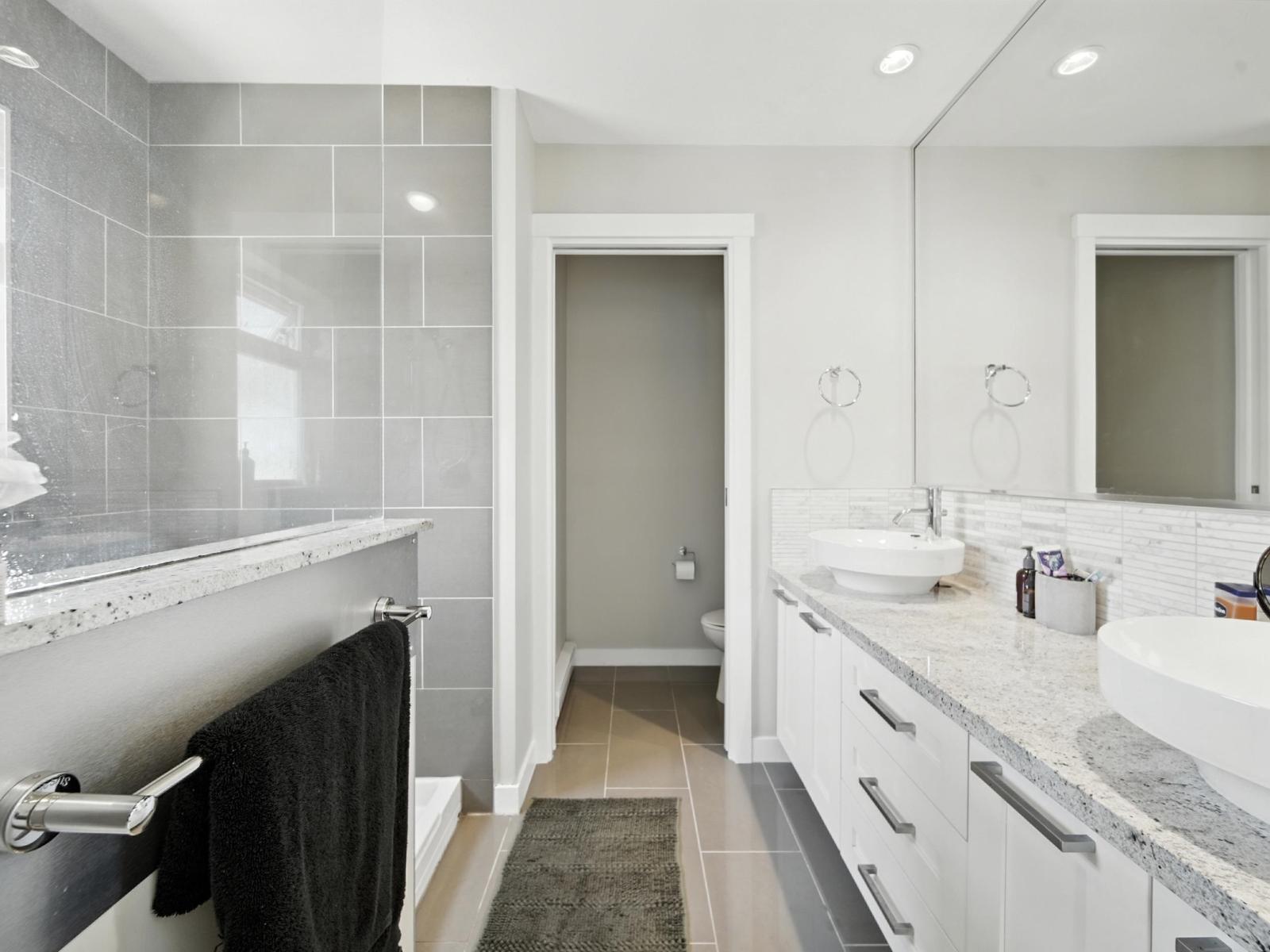 Photo 11 of 25 2925 King George Boulevard, Surrey BC