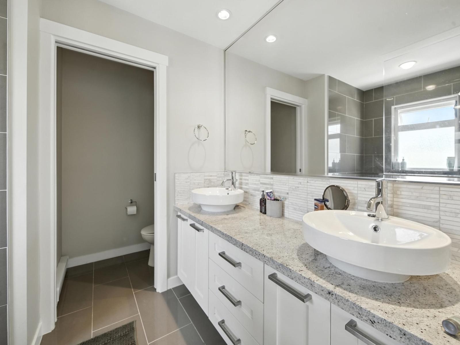Photo 12 of 25 2925 King George Boulevard, Surrey BC