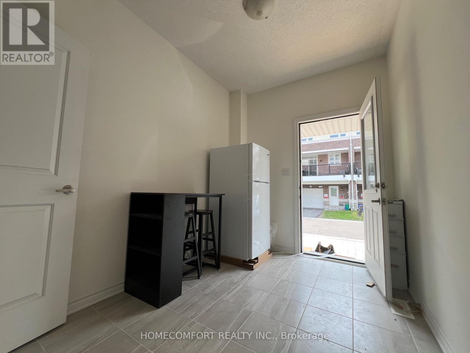 Photo 2 of 28 Chicago Lane, Markham ON