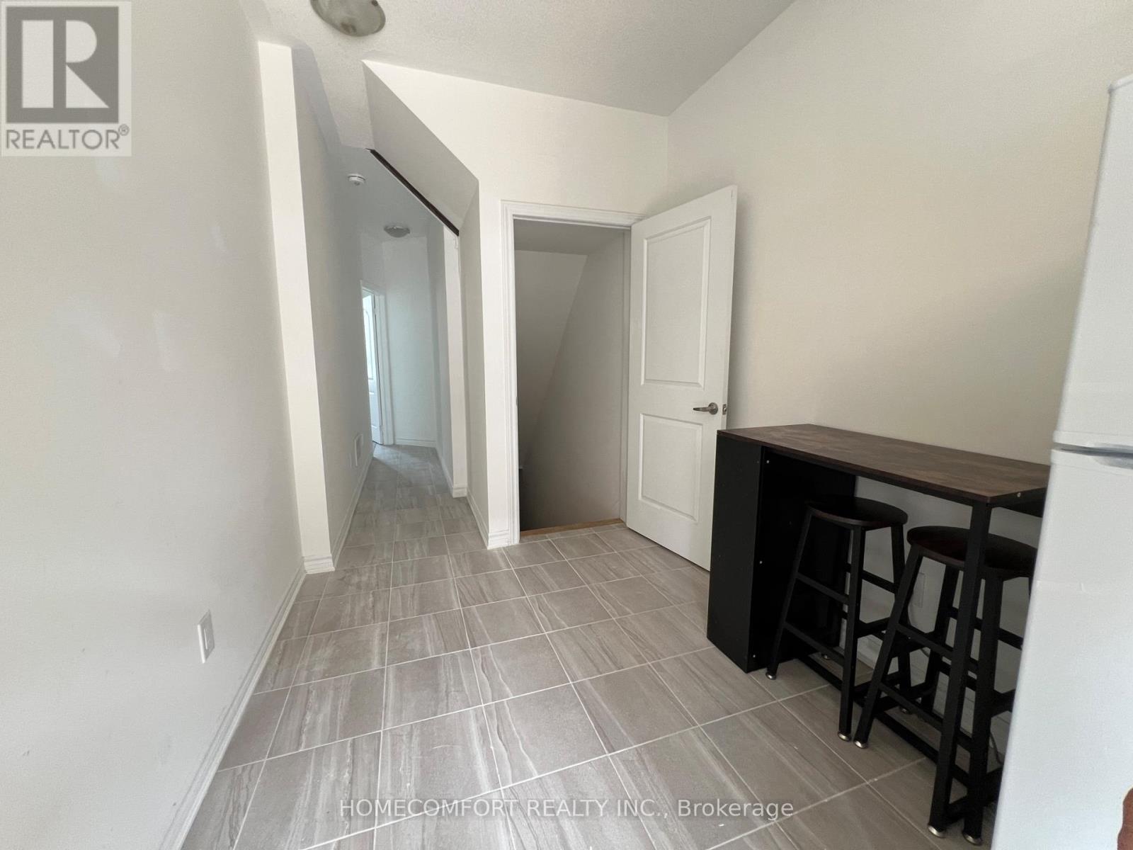 Photo 8 of 28 Chicago Lane, Markham ON