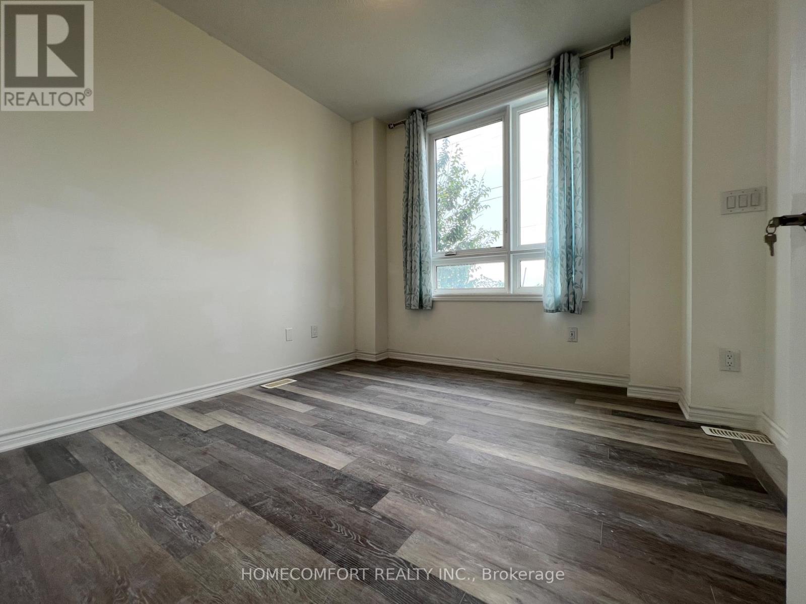 Photo 10 of 28 Chicago Lane, Markham ON