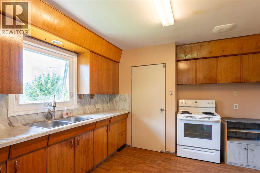 Photo 10 of 3902 45 Street, Ponoka AB