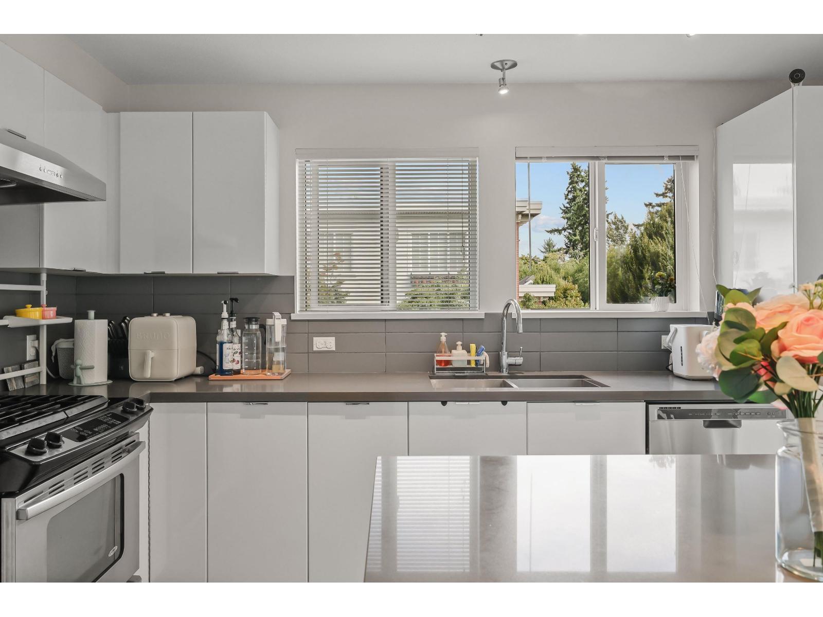 Photo 5 of 202 3323 151 Street, Surrey BC