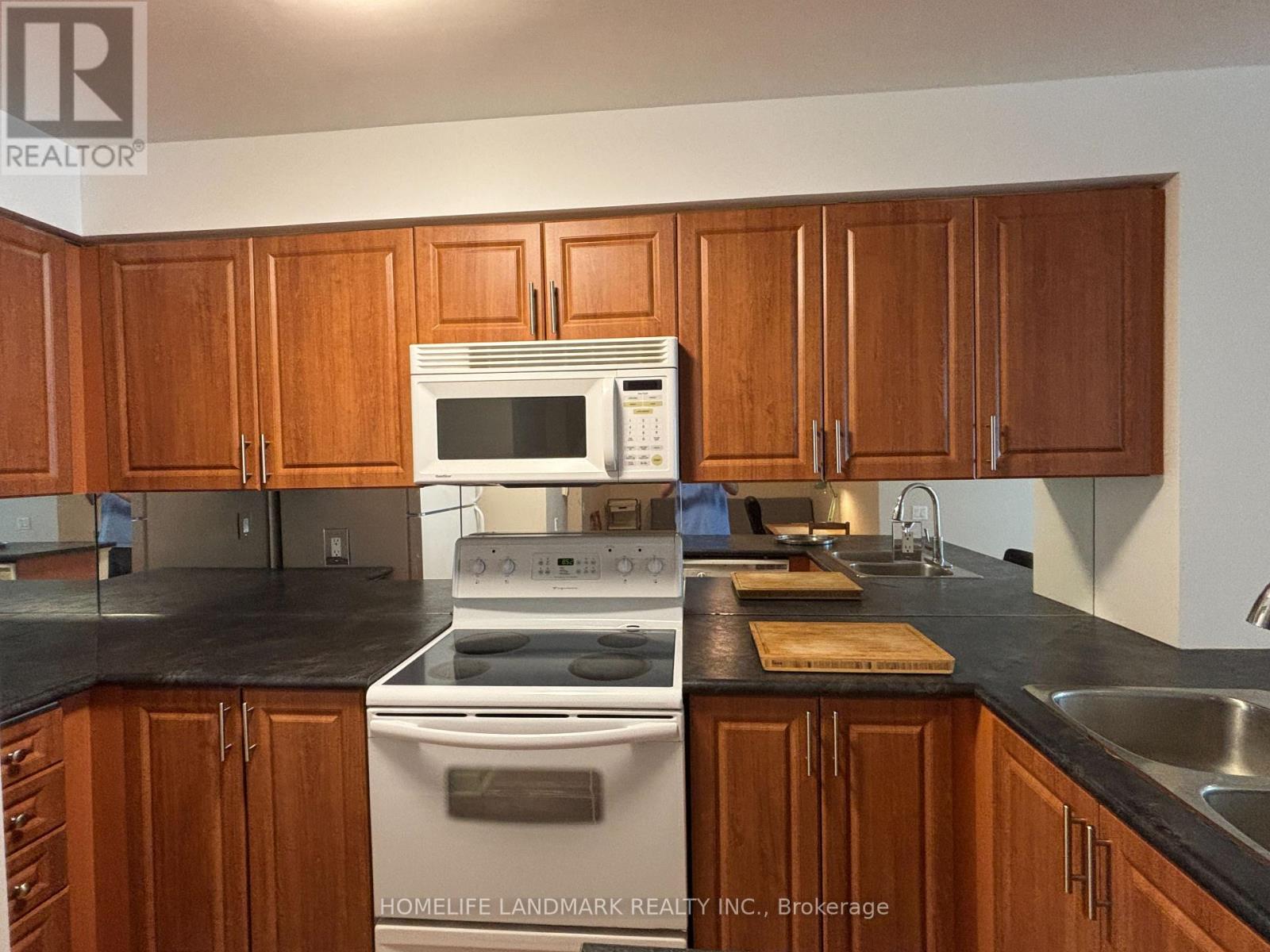 Photo 5 of 902 21 Hillcrest Avenue, Toronto ON