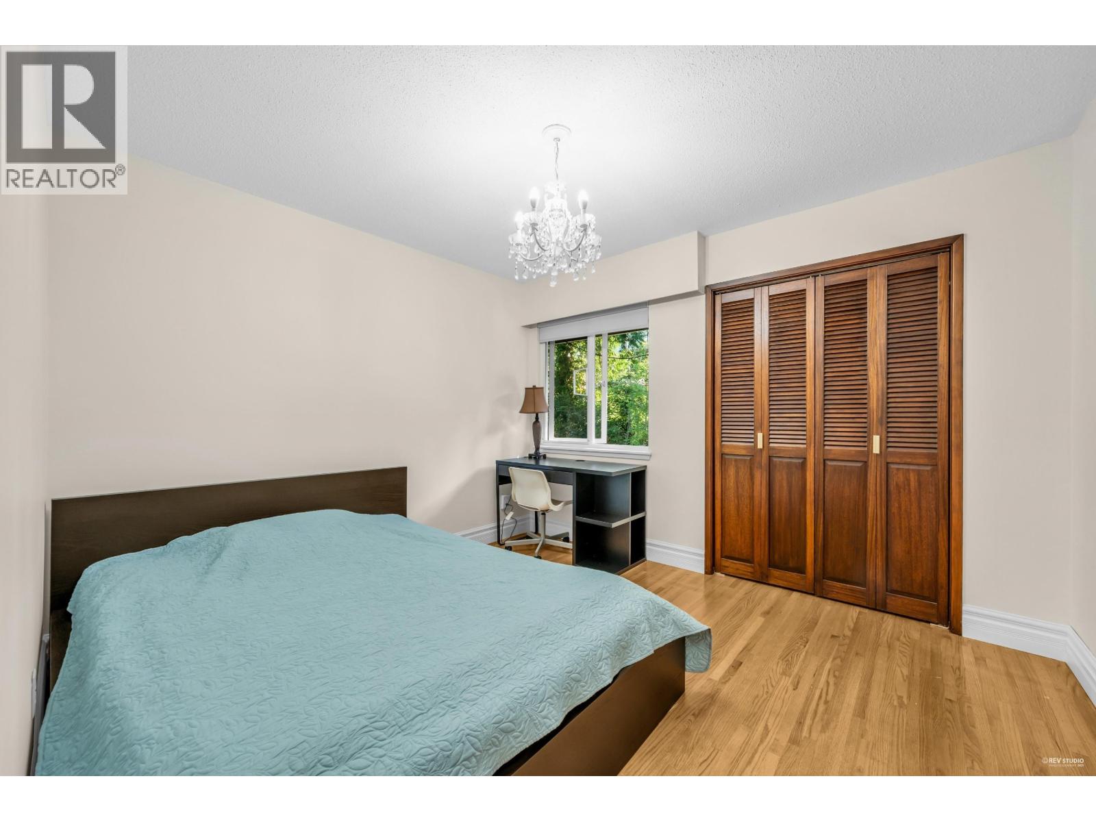 Photo 3 of 3845 Bayridge Avenue, West Vancouver BC