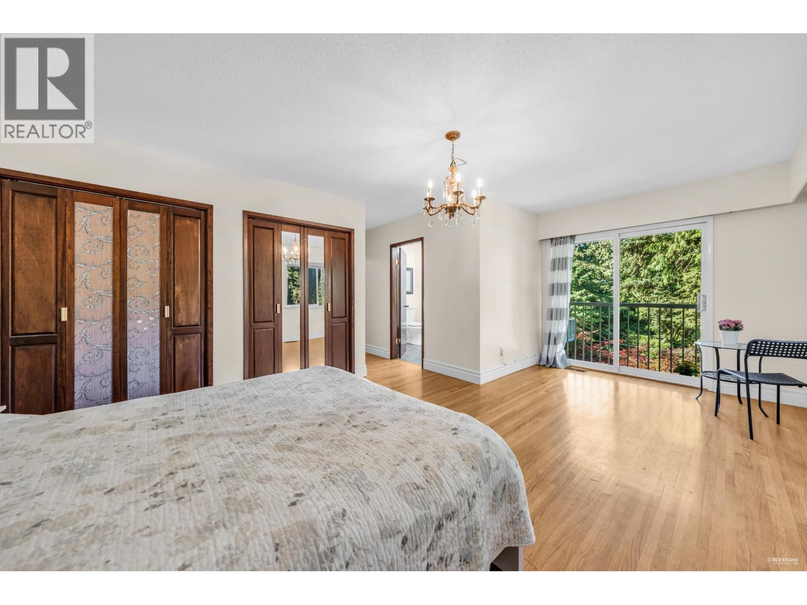Photo 5 of 3845 Bayridge Avenue, West Vancouver BC