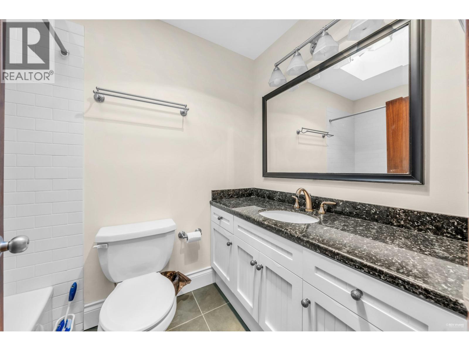 Photo 7 of 3845 Bayridge Avenue, West Vancouver BC