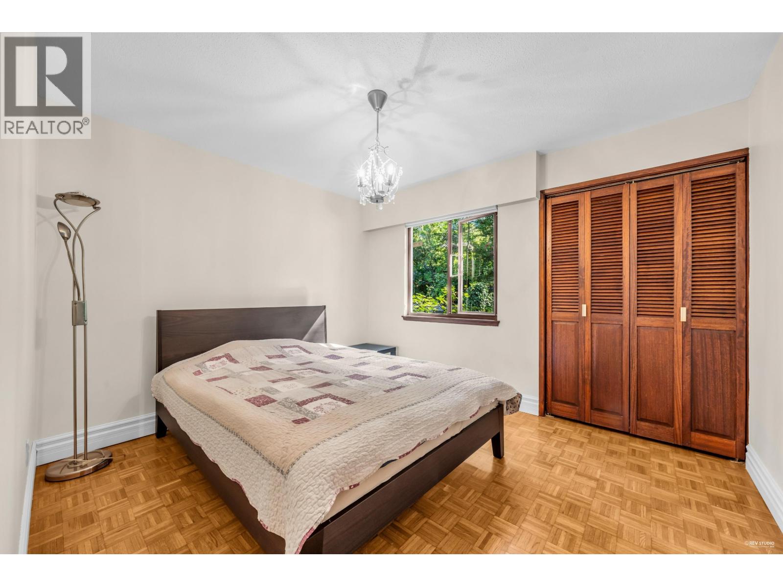 Photo 9 of 3845 Bayridge Avenue, West Vancouver BC