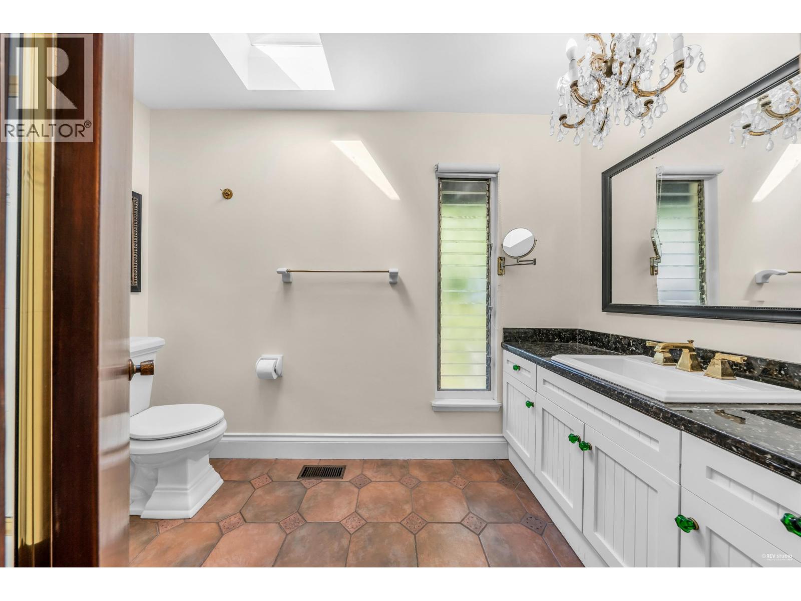 Photo 6 of 3845 Bayridge Avenue, West Vancouver BC