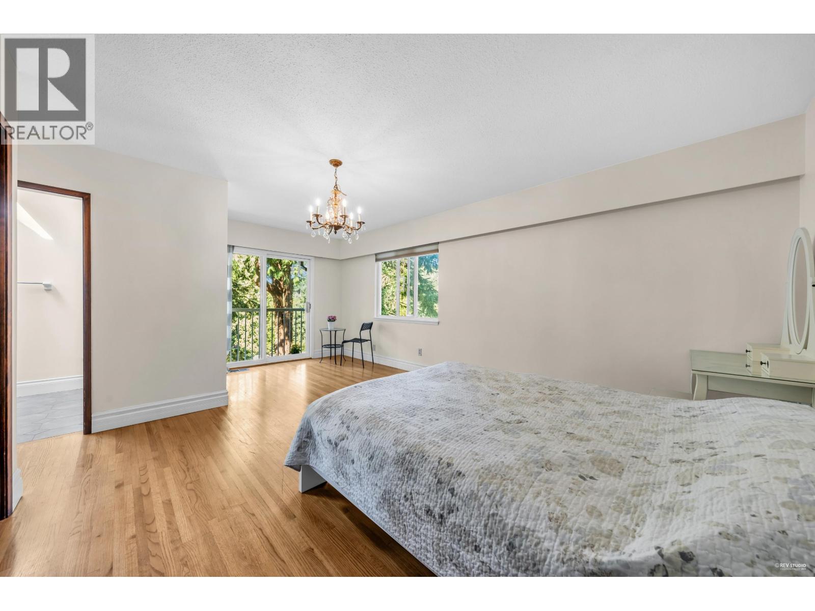 Photo 4 of 3845 Bayridge Avenue, West Vancouver BC