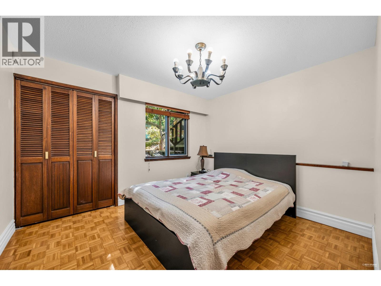 Photo 8 of 3845 Bayridge Avenue, West Vancouver BC