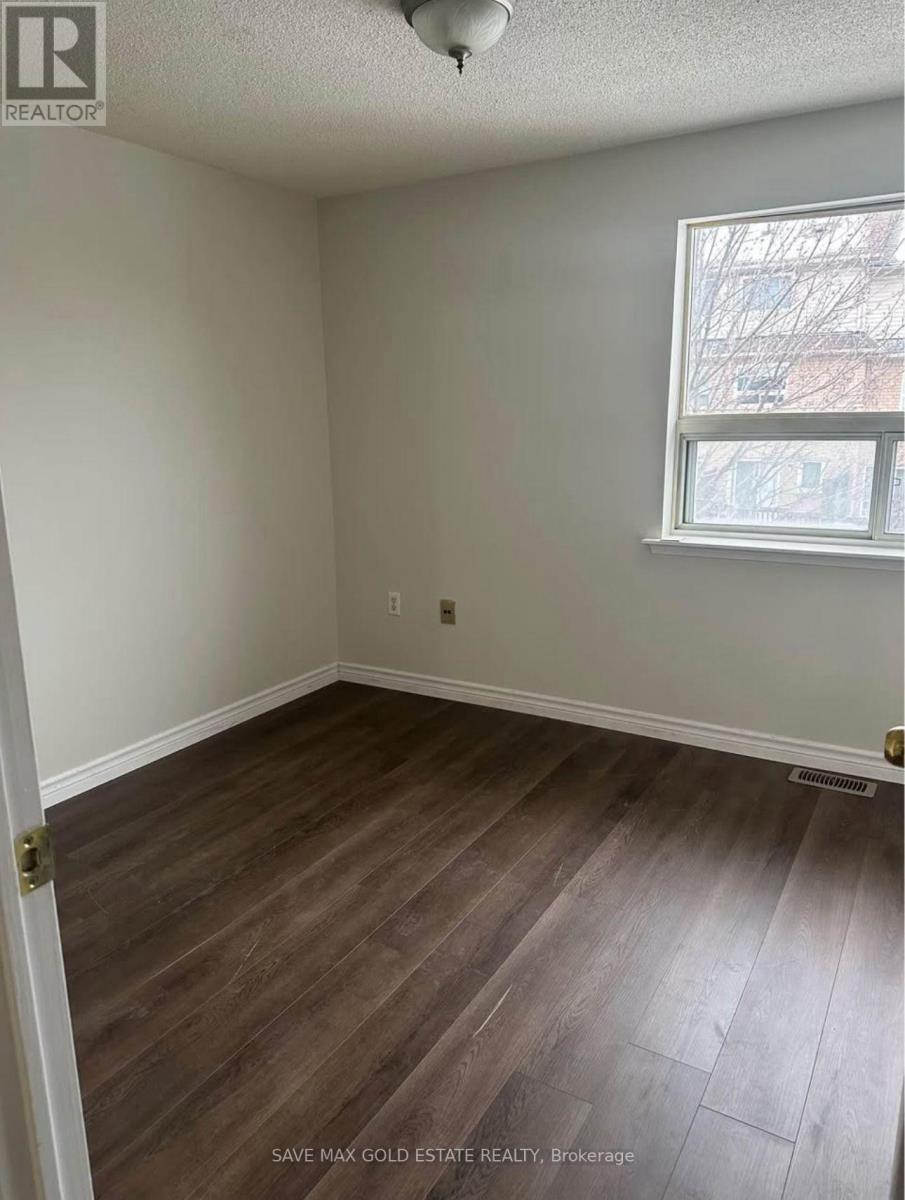 Photo 9 of 14 75 Strathaven Drive, Mississauga ON