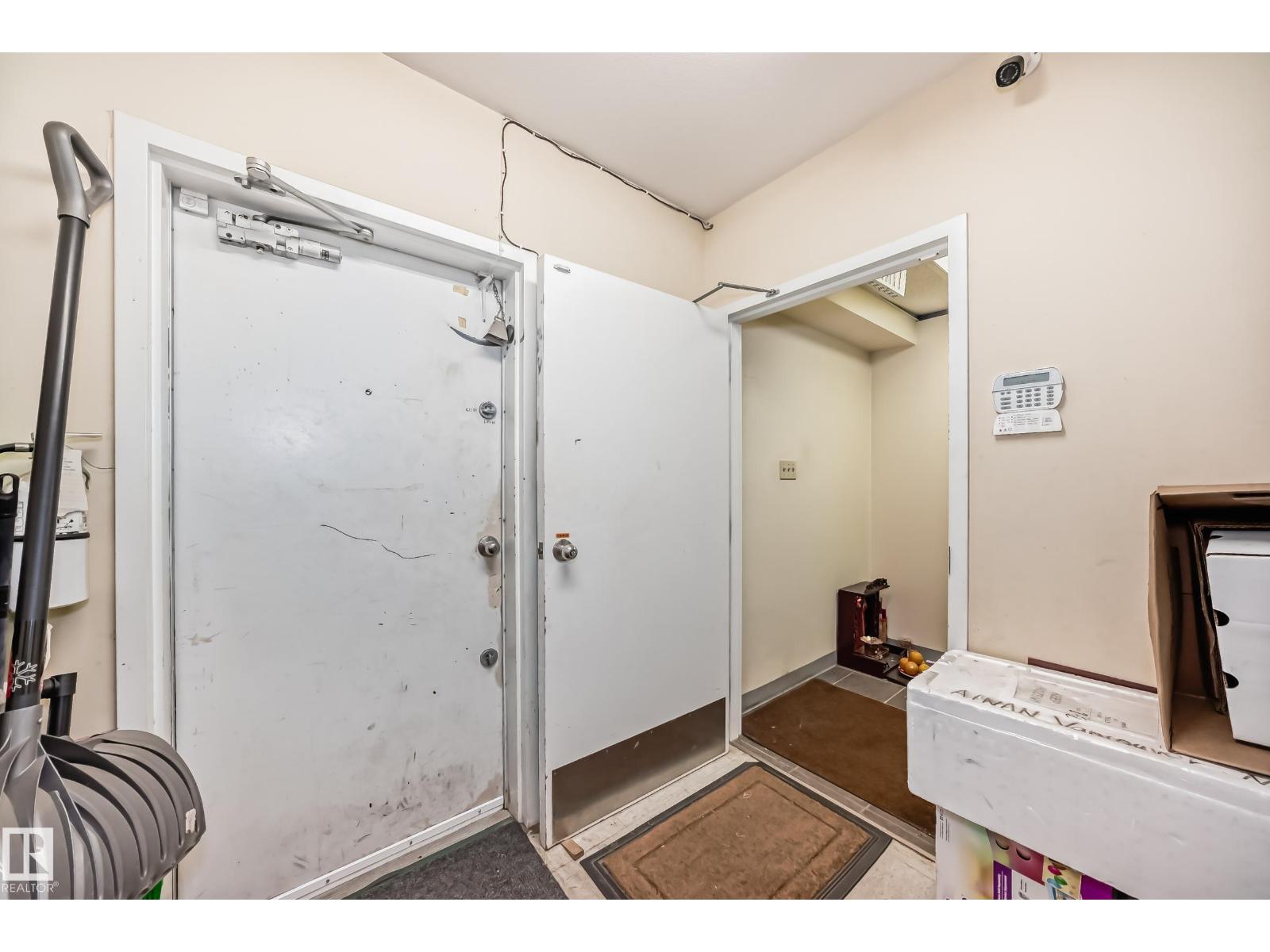 Photo 15 of 10867 97 St Nw, Edmonton AB