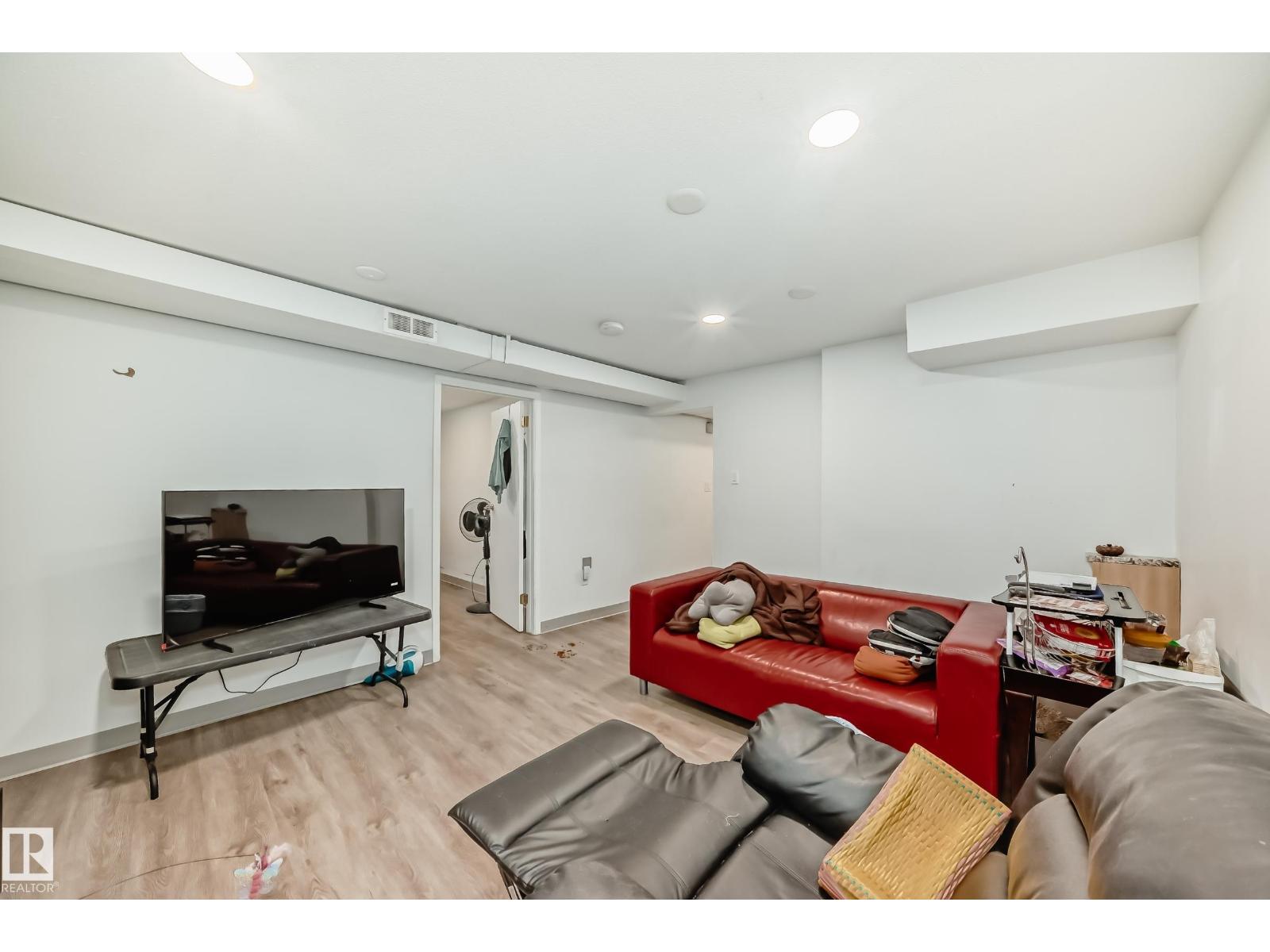 Photo 10 of 10867 97 St Nw, Edmonton AB