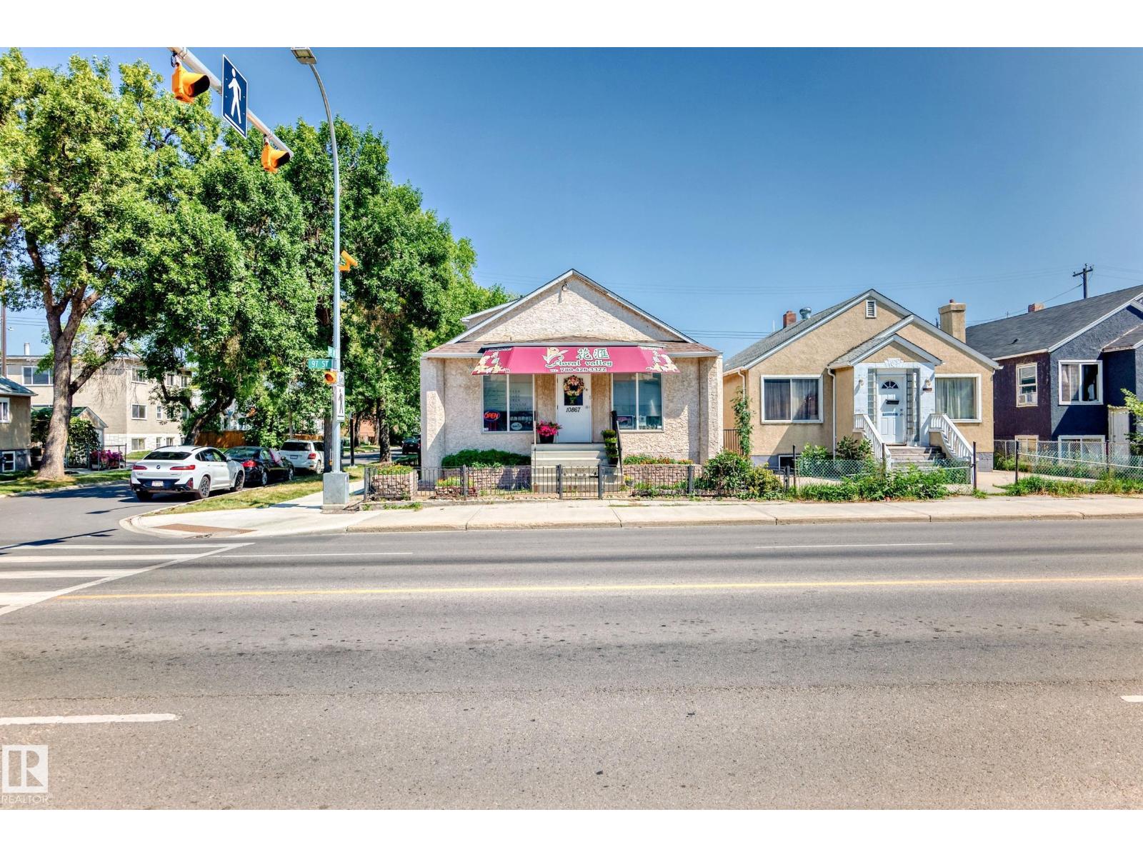 Photo 5 of 10867 97 St Nw, Edmonton AB
