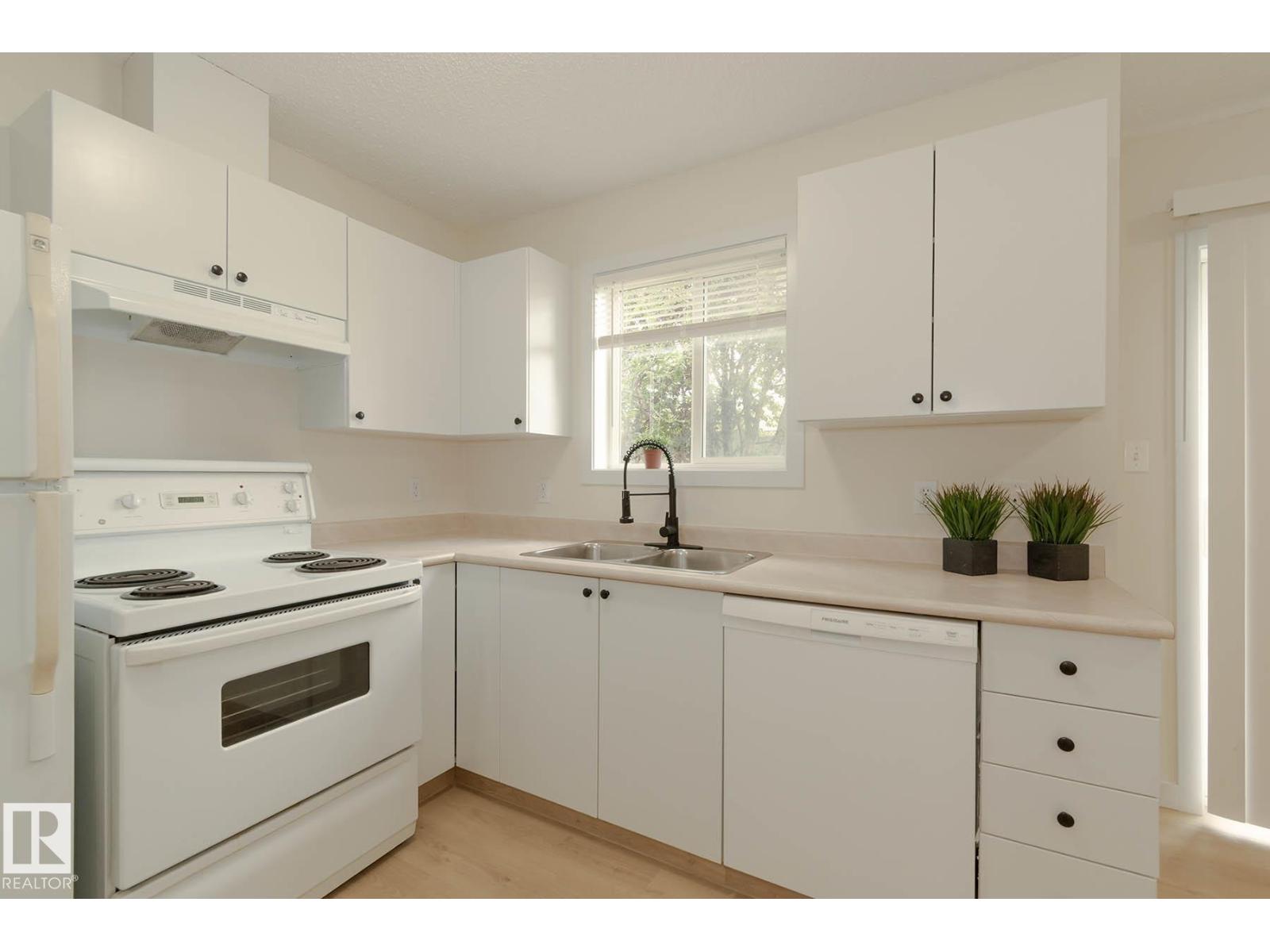 Photo 3 of 1001 610 King St, Spruce Grove AB