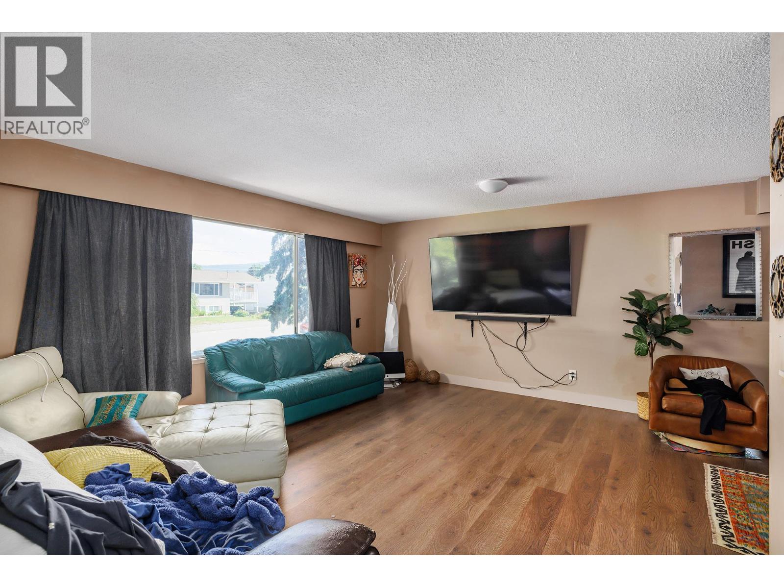 Photo 8 of 335 Dudgeon Road, Kelowna BC