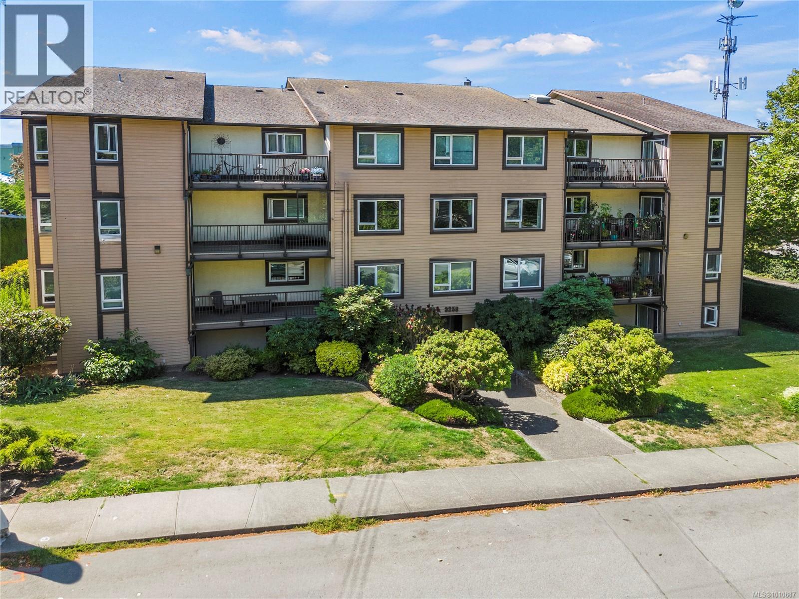 Photo 1 of 104 3258 Alder St, Saanich BC