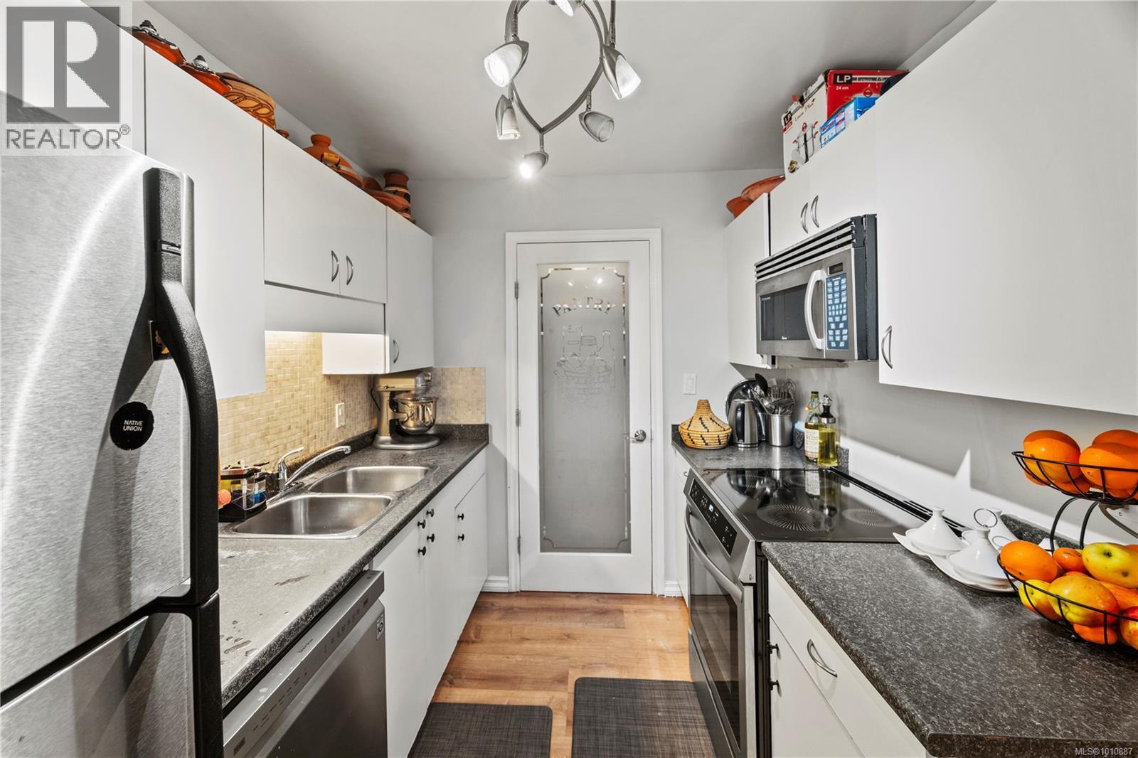Photo 10 of 104 3258 Alder St, Saanich BC
