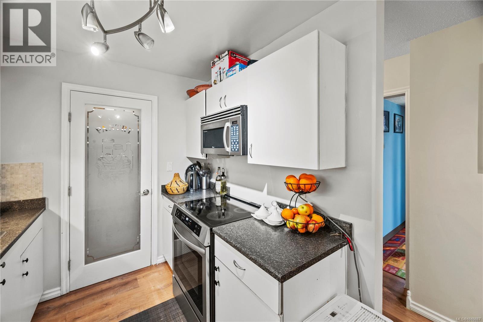 Photo 11 of 104 3258 Alder St, Saanich BC