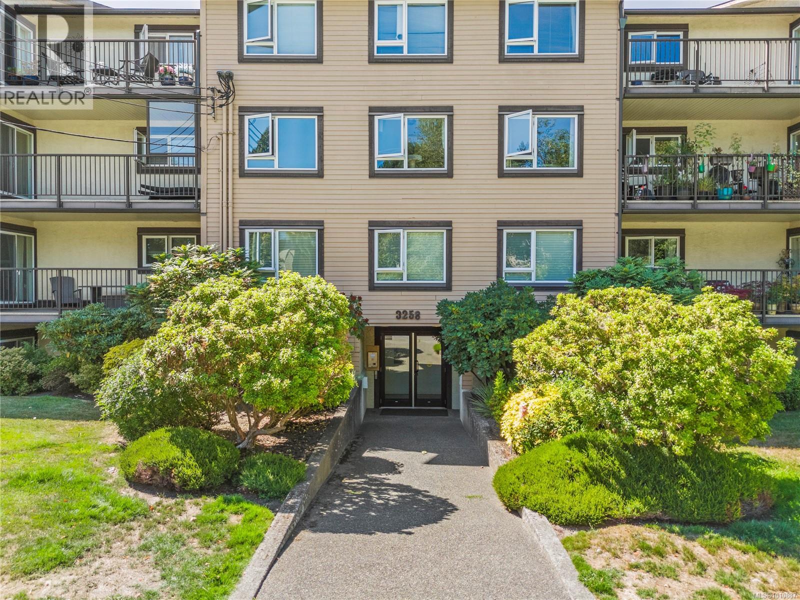Photo 2 of 104 3258 Alder St, Saanich BC