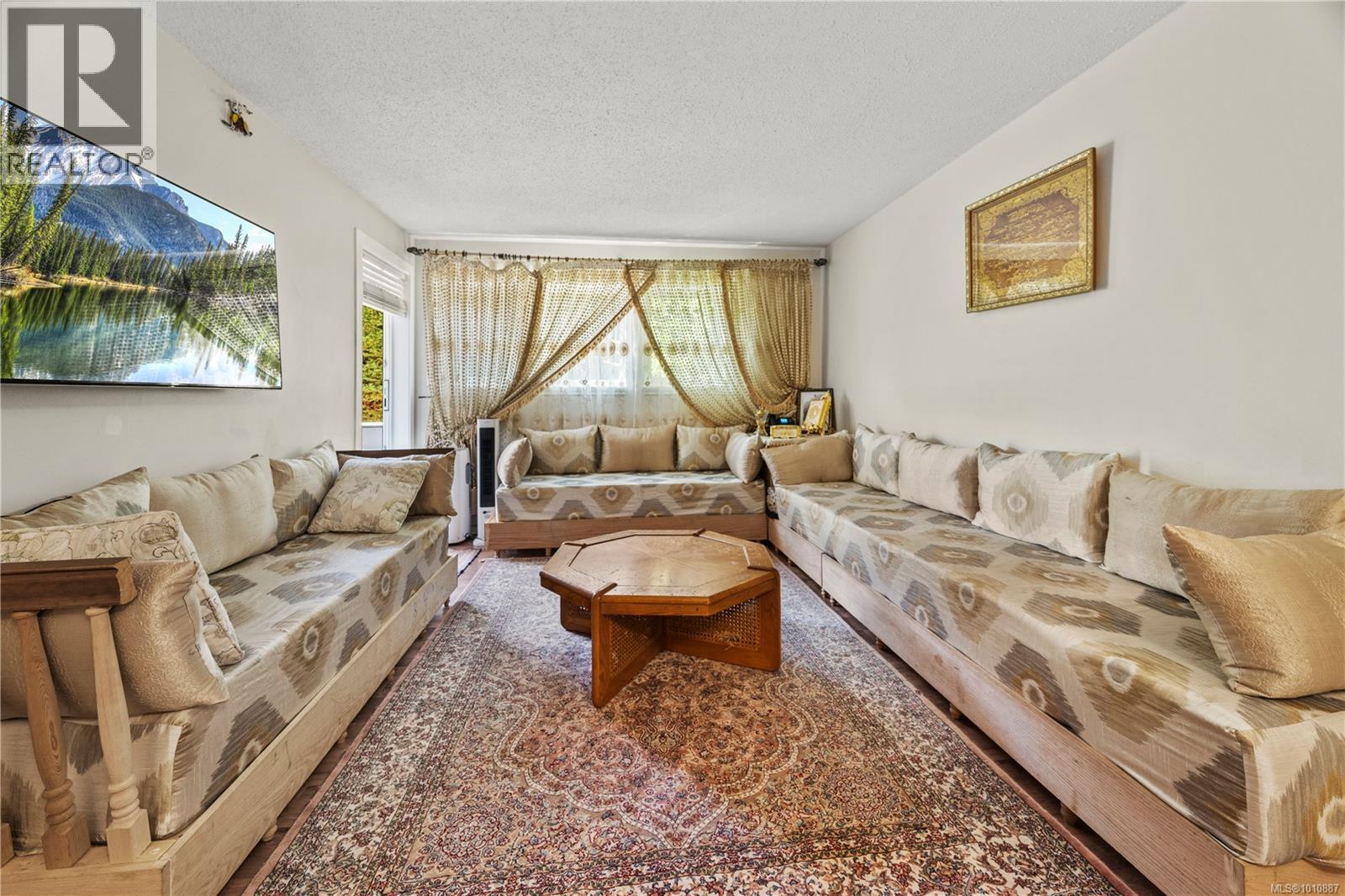 Photo 3 of 104 3258 Alder St, Saanich BC