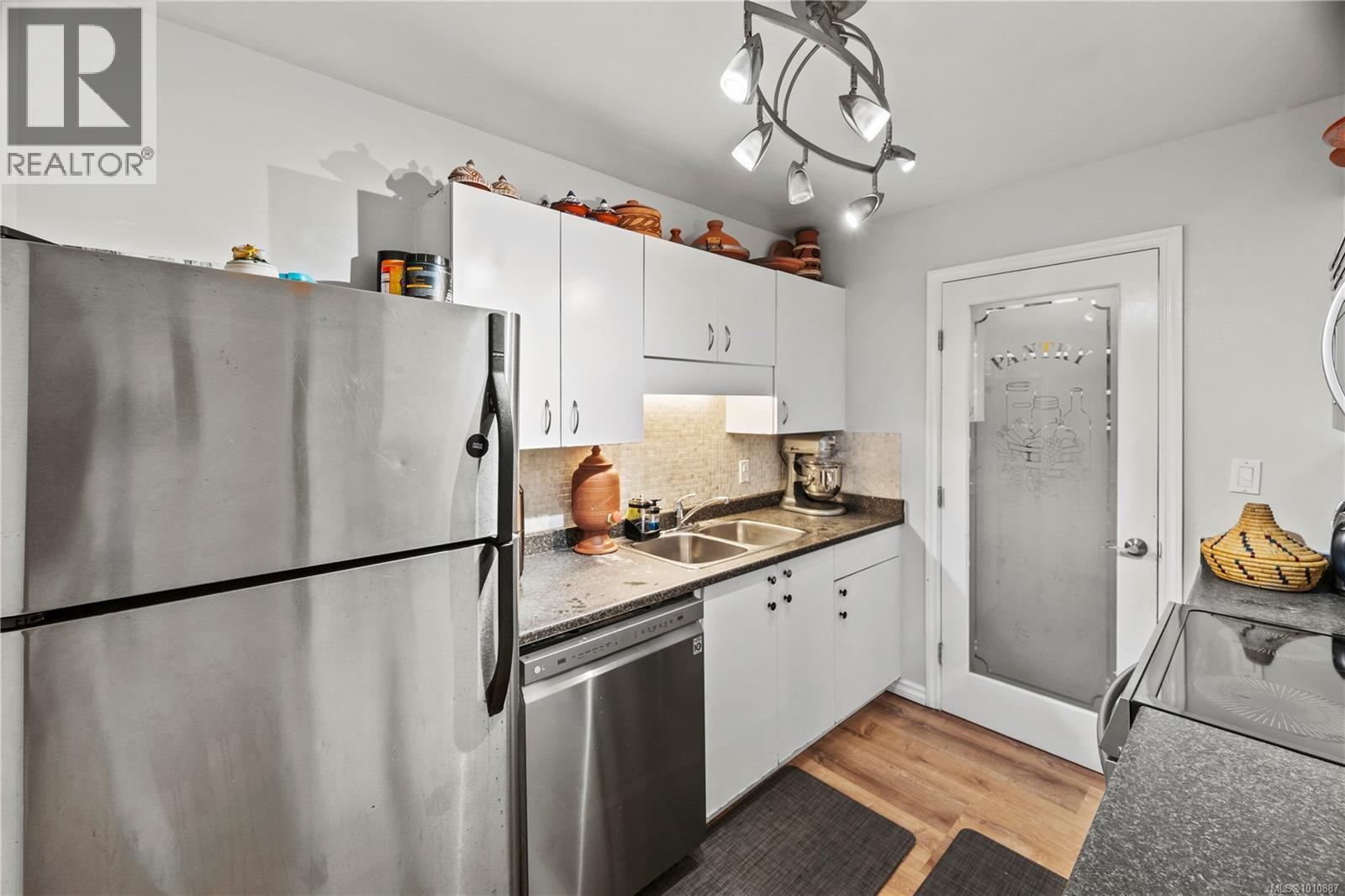 Photo 9 of 104 3258 Alder St, Saanich BC