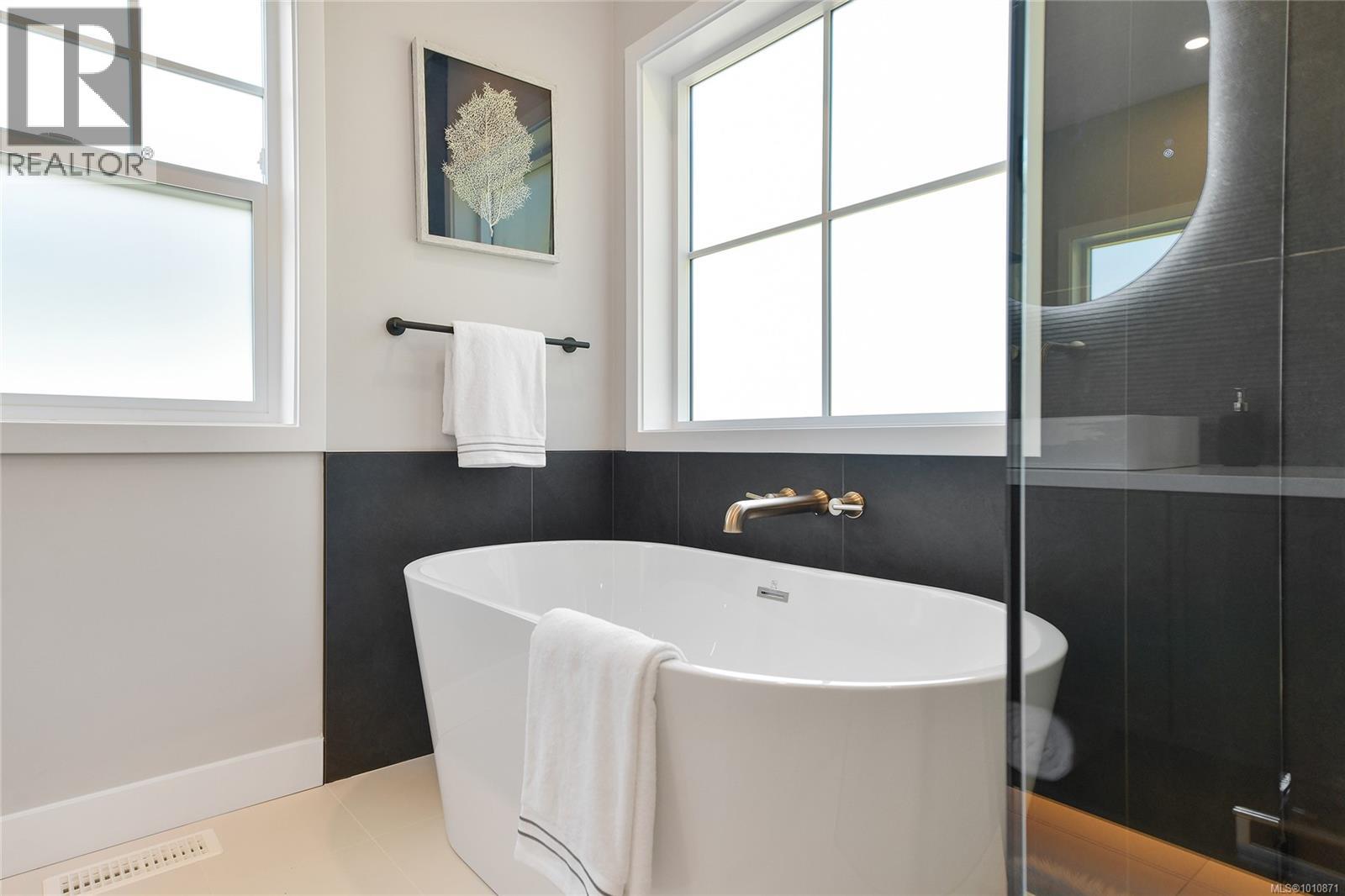 6983 Hagan Rd, Central Saanich