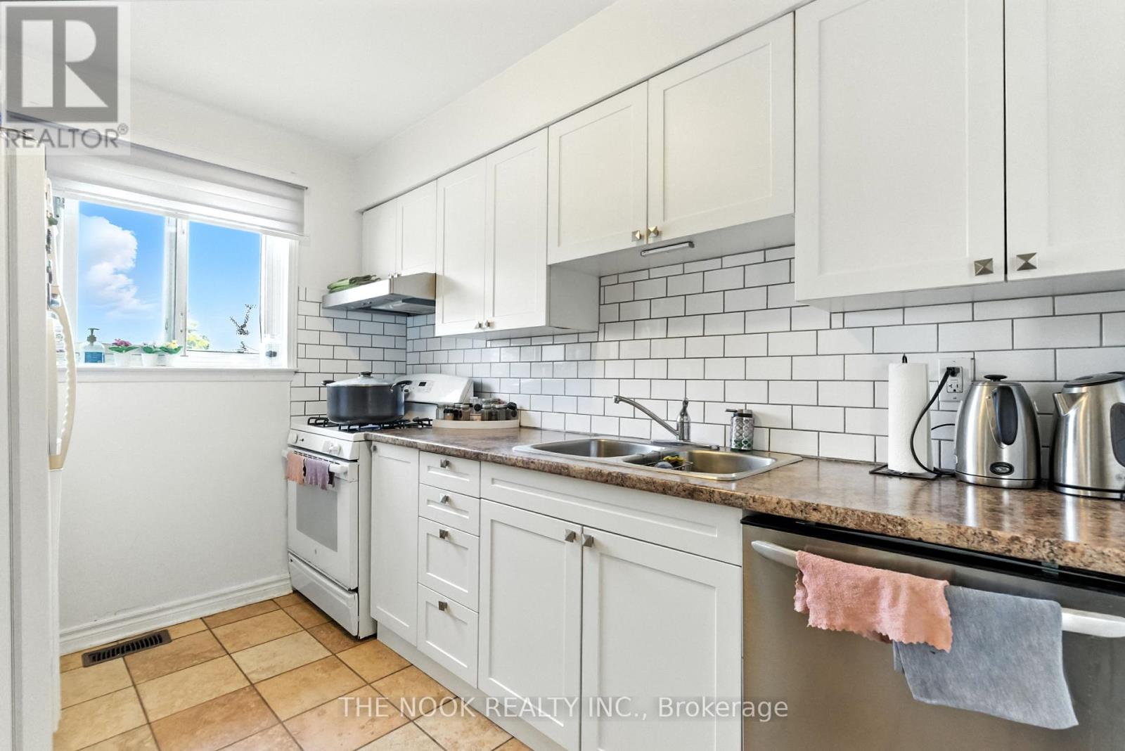 Photo 15 of 308 Chaleur Avenue, Oshawa ON