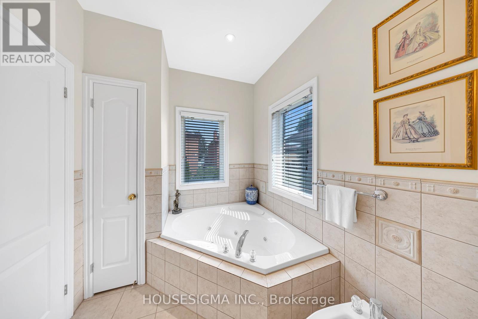 Photo 23 of 38 Pairash Avenue, Richmond Hill ON