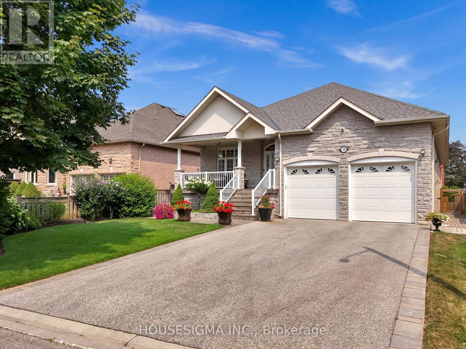 Photo 2 of 38 Pairash Avenue, Richmond Hill ON