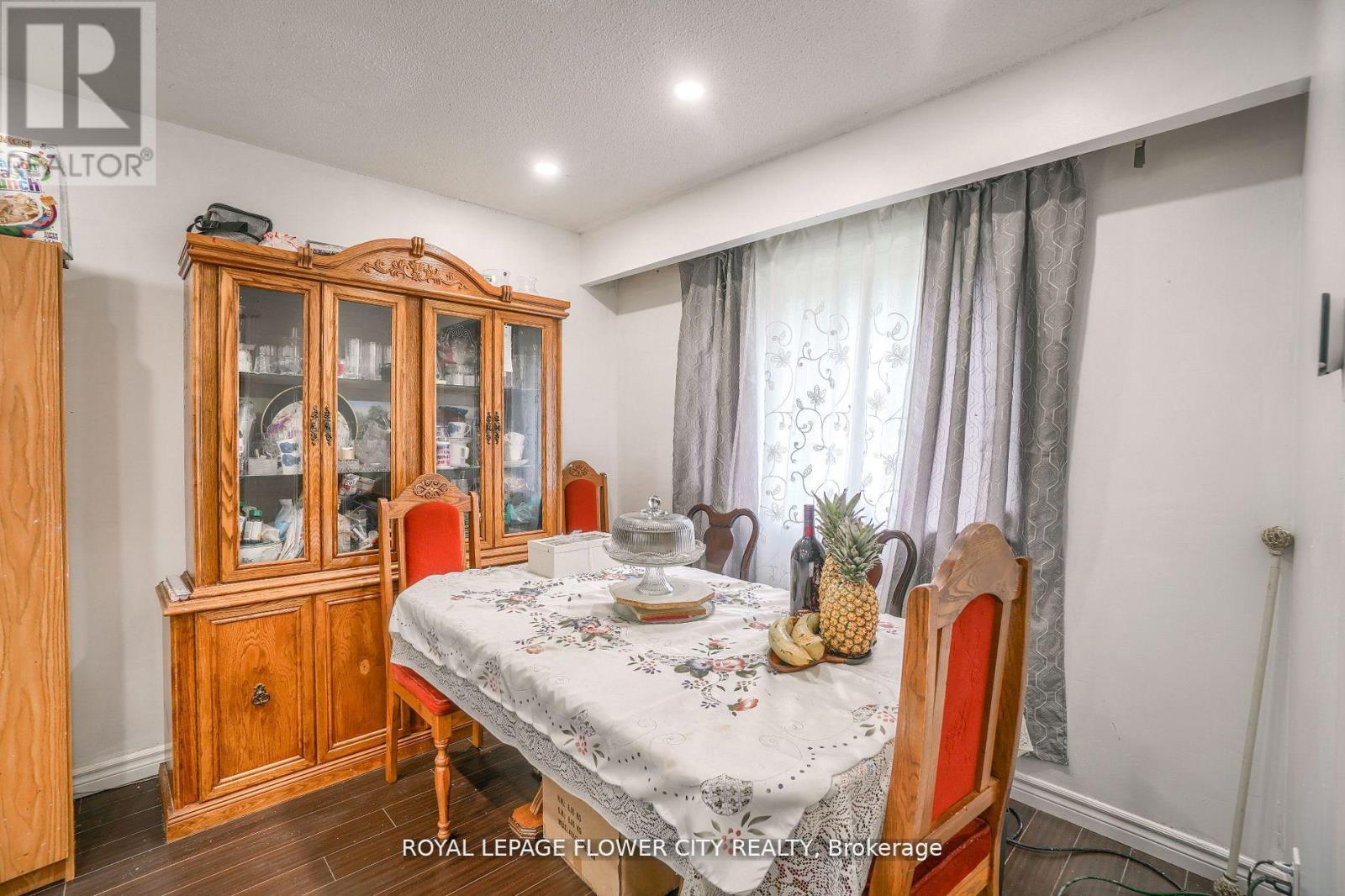 Photo 10 of 49 7475 Goreway Drive, Mississauga ON