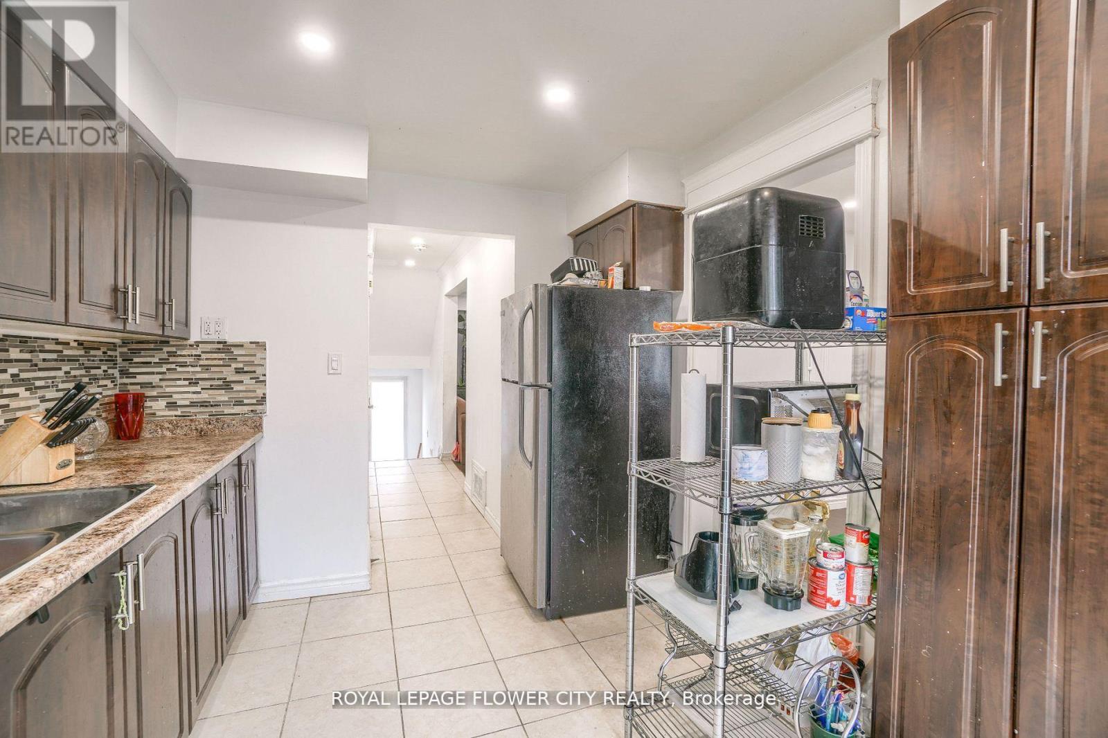 Photo 25 of 49 7475 Goreway Drive, Mississauga ON