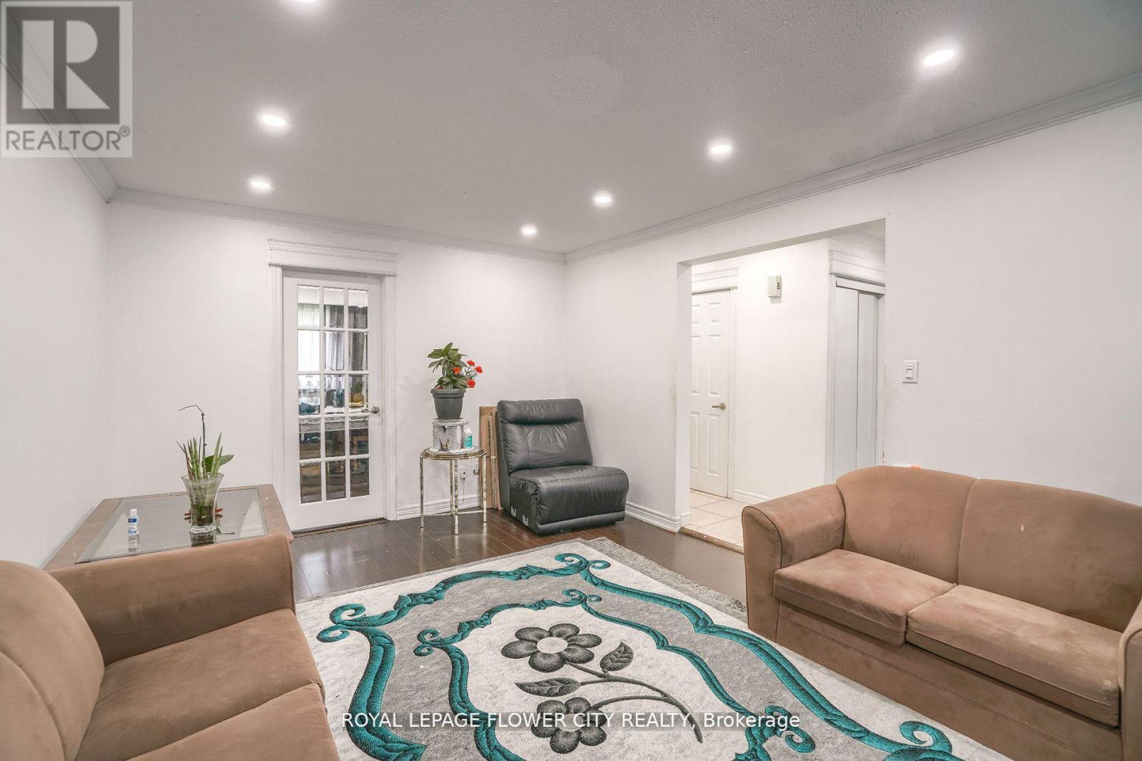 Photo 7 of 49 7475 Goreway Drive, Mississauga ON
