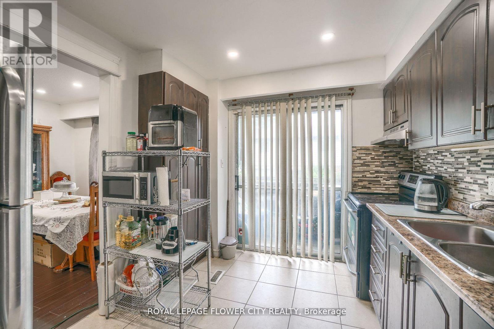 Photo 8 of 49 7475 Goreway Drive, Mississauga ON
