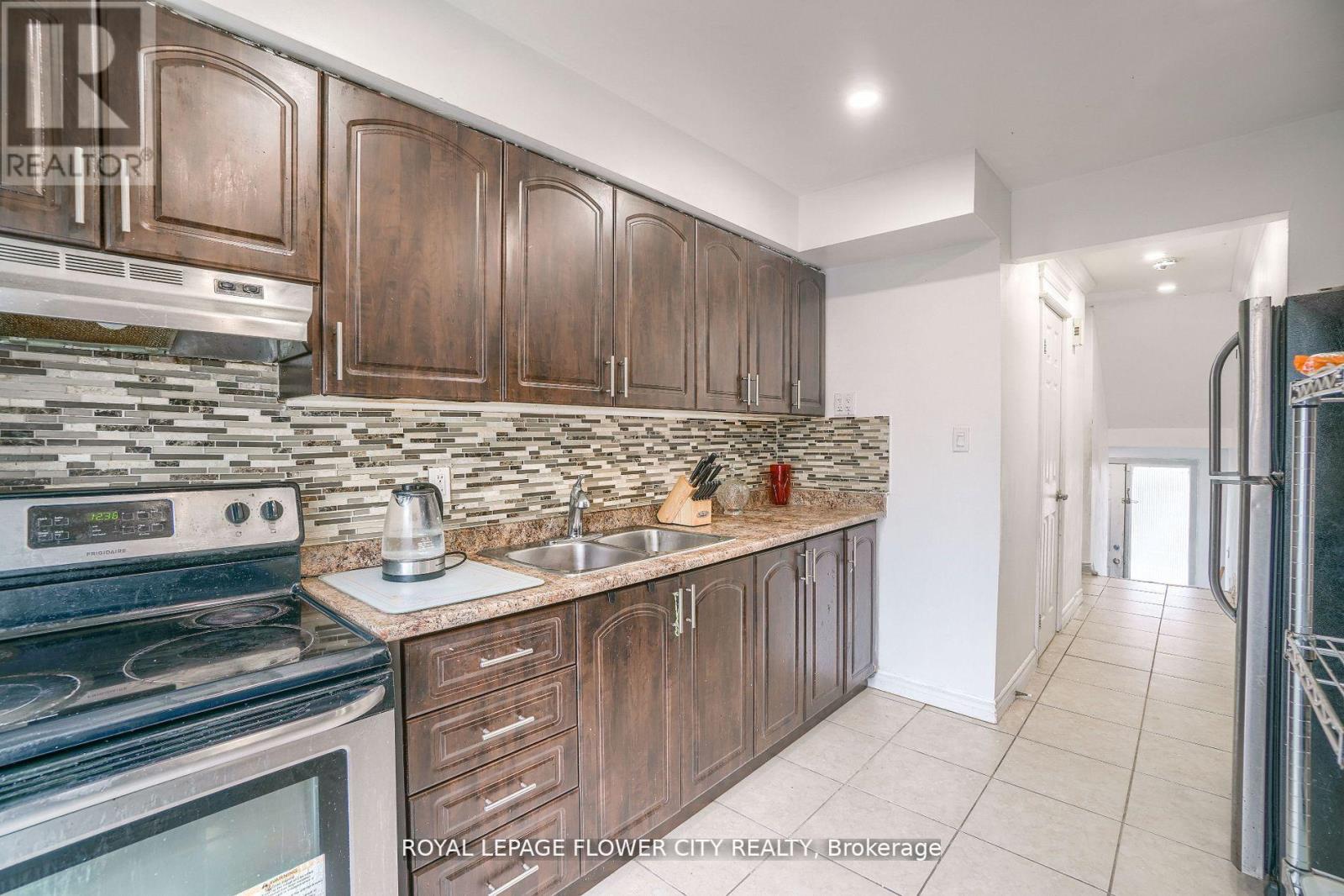 Photo 11 of 49 7475 Goreway Drive, Mississauga ON