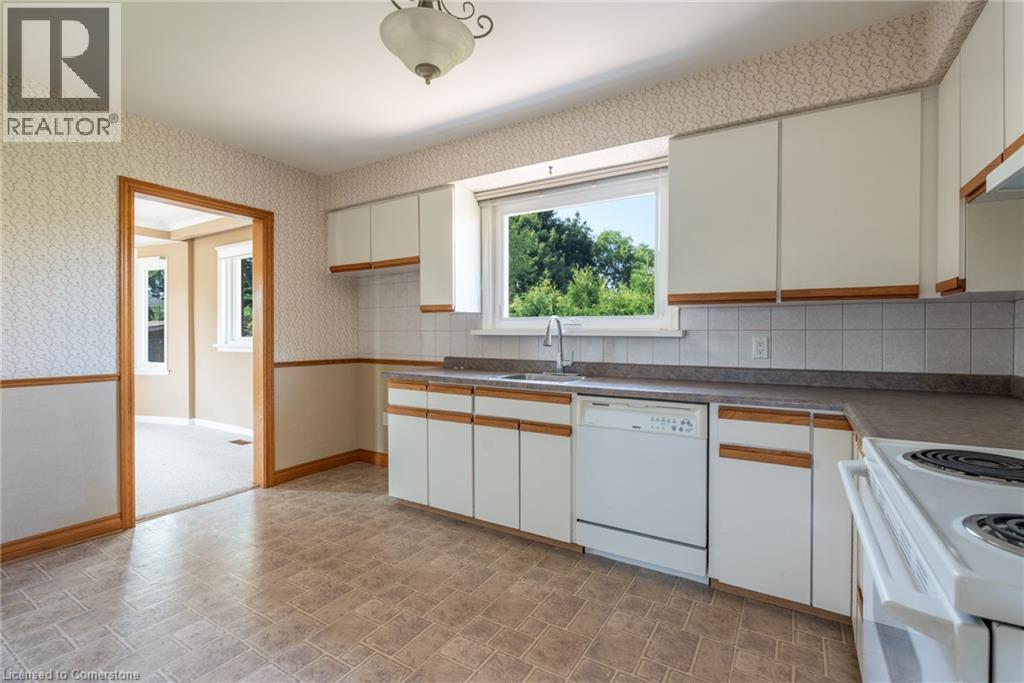 Photo 14 of 696 Peele Boulevard, Burlington ON