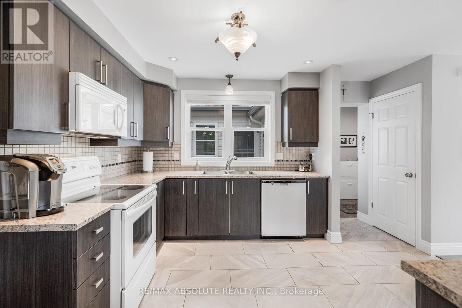 Photo 3 of 1727 Chene Street, Clarencerockland ON