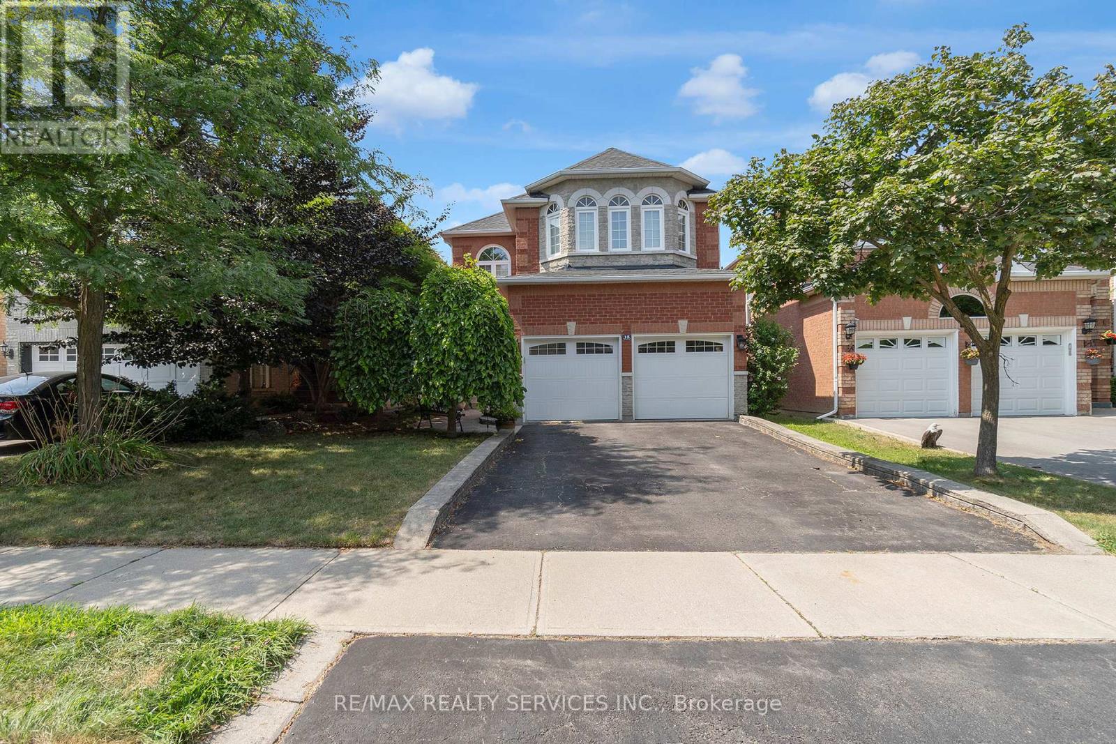 Photo 33 of 15 Sweet Briar Lane, Brampton ON