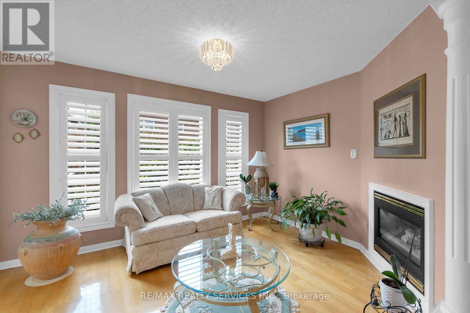 Photo 7 of 15 Sweet Briar Lane, Brampton ON