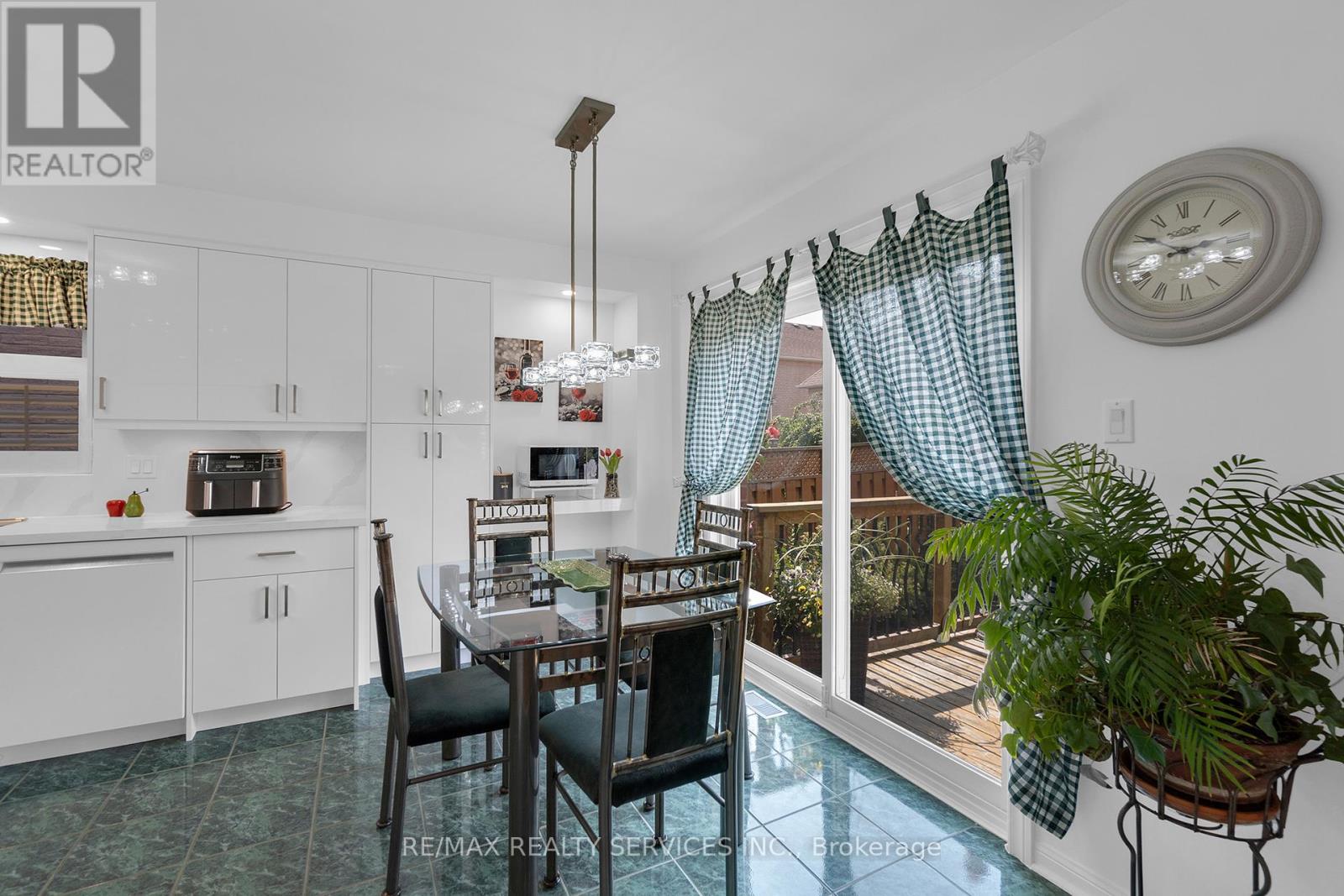 Photo 11 of 15 Sweet Briar Lane, Brampton ON