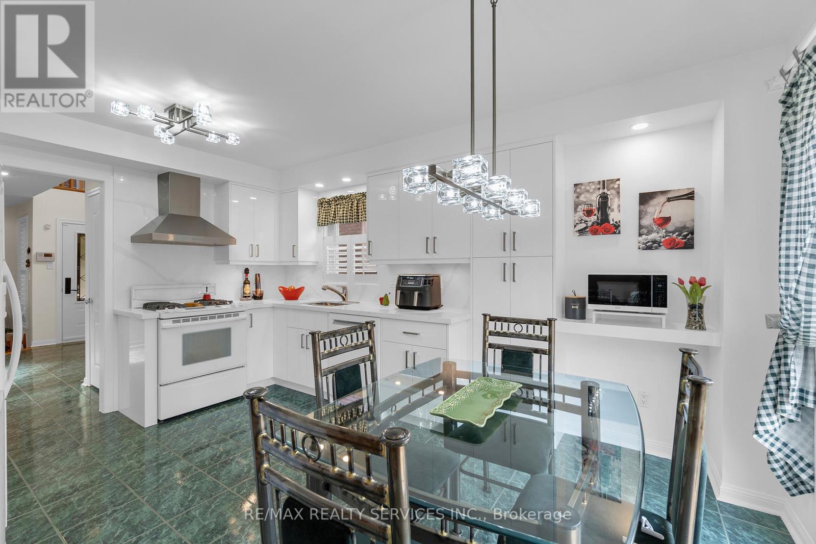 Photo 44 of 15 Sweet Briar Lane, Brampton ON
