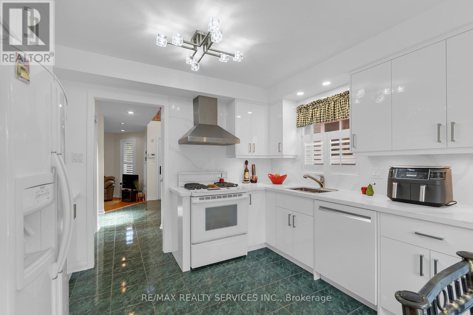 Photo 9 of 15 Sweet Briar Lane, Brampton ON