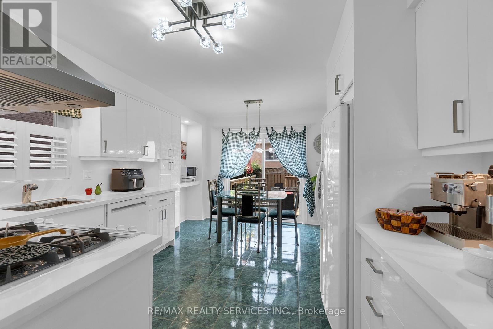 Photo 38 of 15 Sweet Briar Lane, Brampton ON