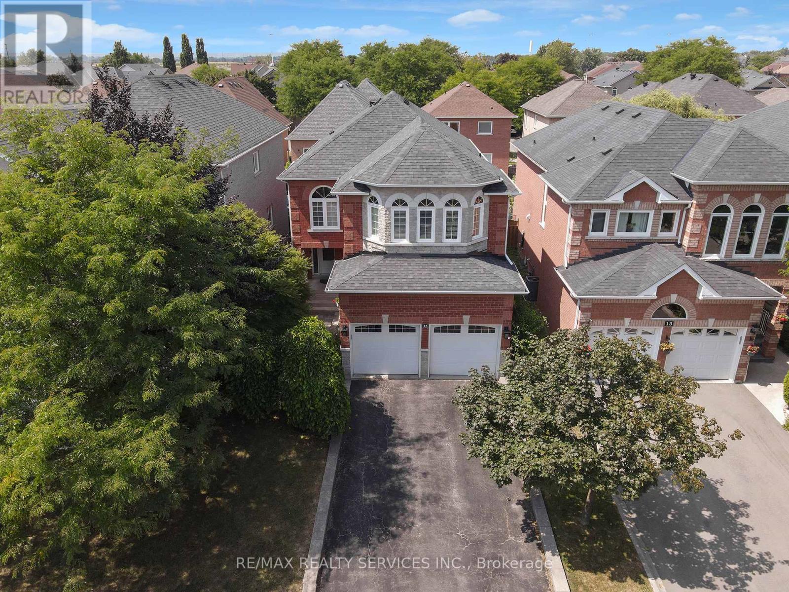 Photo 30 of 15 Sweet Briar Lane, Brampton ON